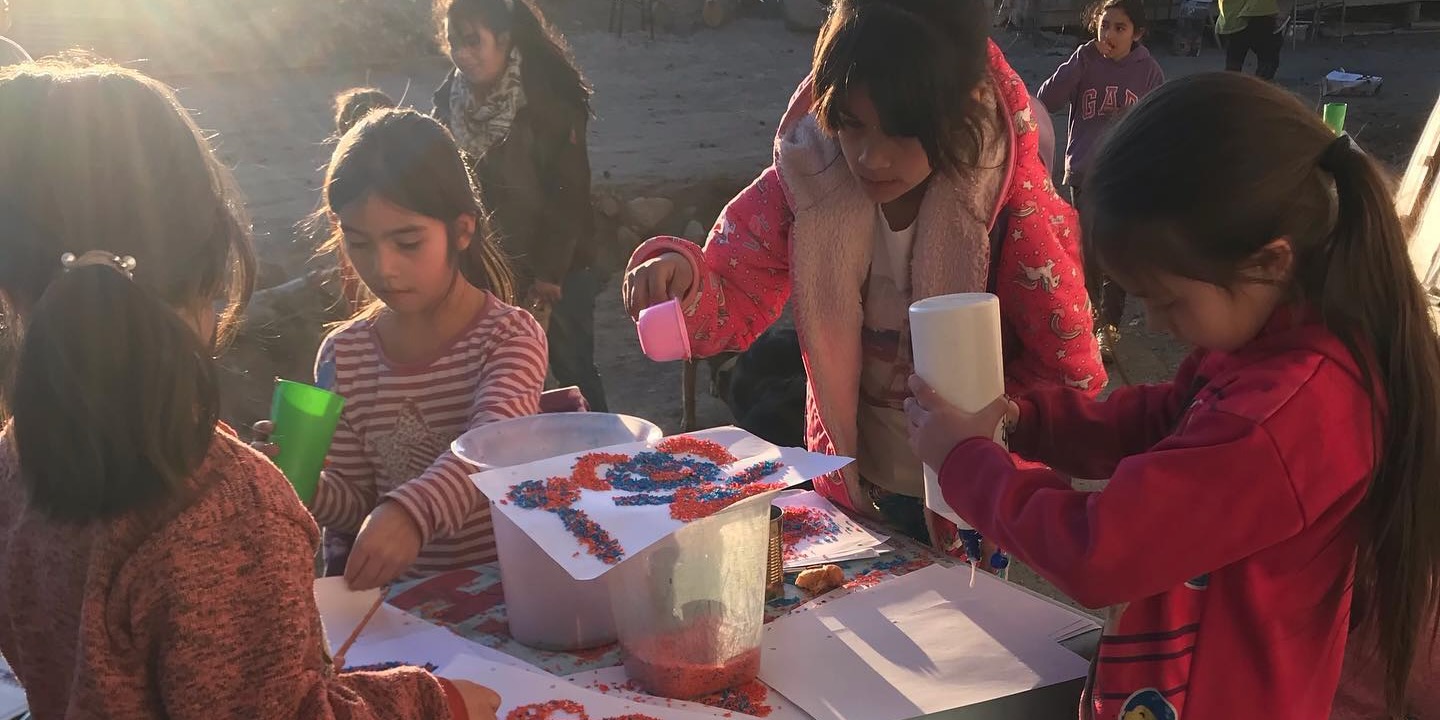 Fotografía de niños dibujando