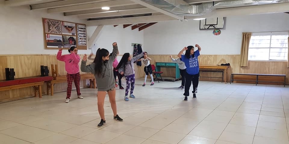 Fotografía de niñas bailando