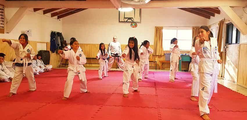 Fotografía de niños practicando taekwondo